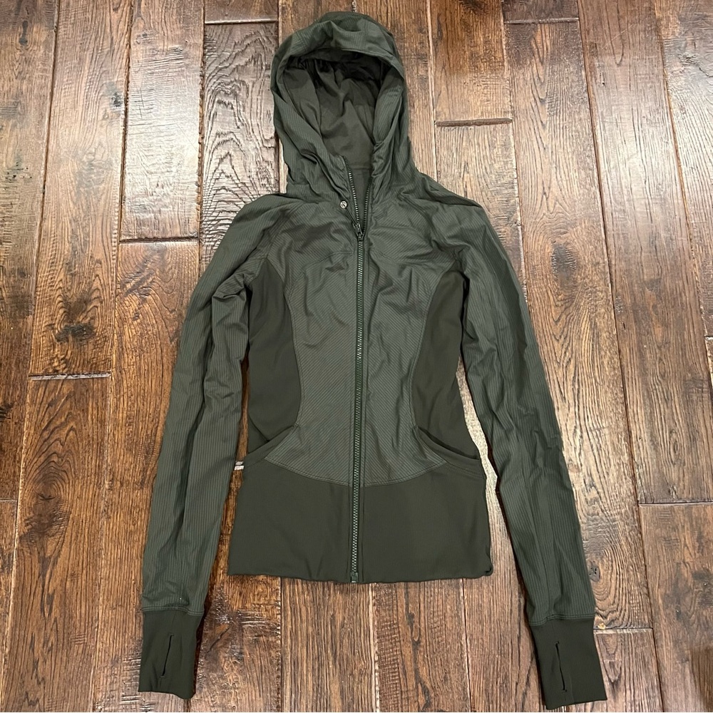 Lululemon size 4 zip-up- Women's Dance Studio
Jacket Il Reversible gator green